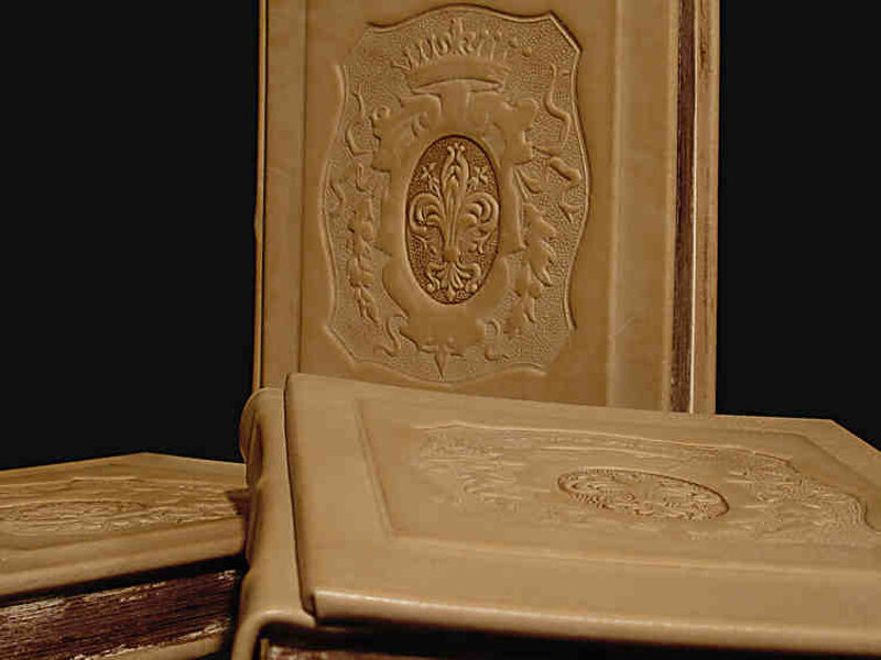 Particolare della decorazione a fuoco su quaderno pelle liscia colore miele