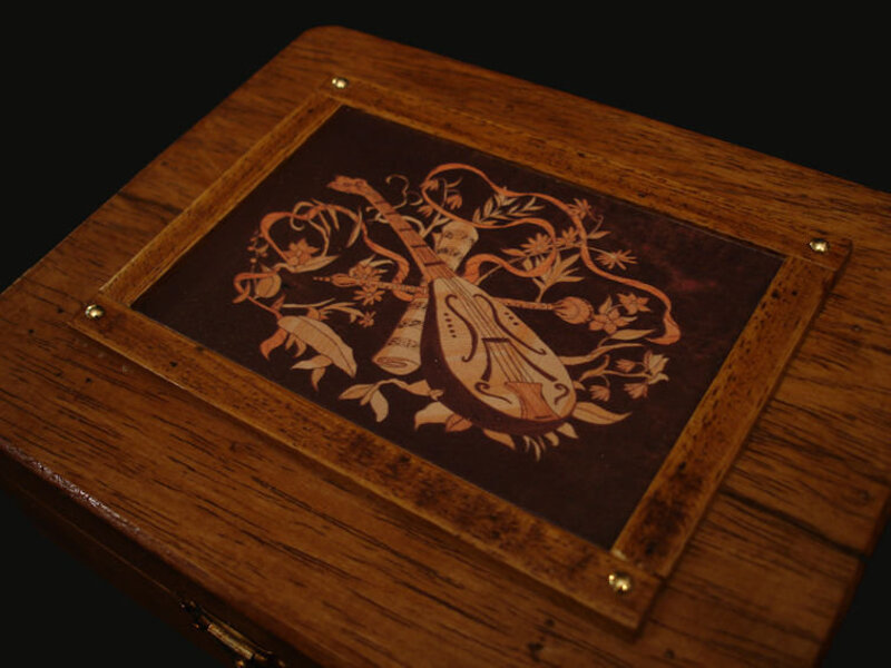 Veduta ravvicinata del cofanetto portagioie mandolino con in dettaglio piccoli chiodi in ottone