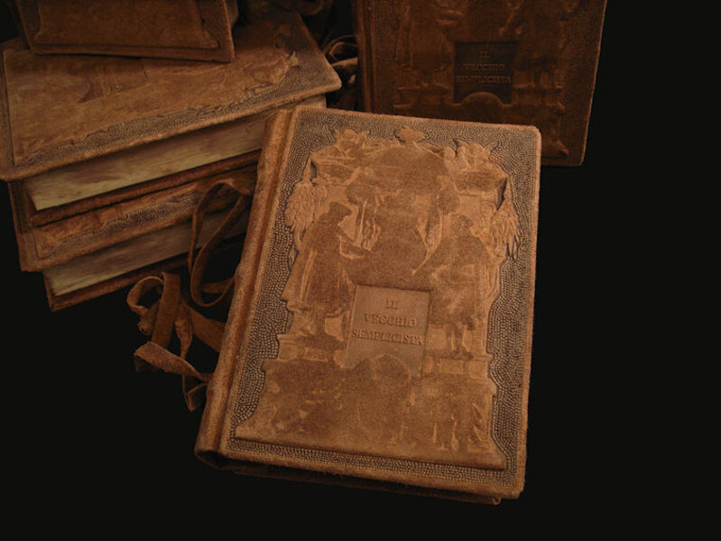 Erbario reso ancora pi� prezioso dal suo rivestimento in pelle ruggine