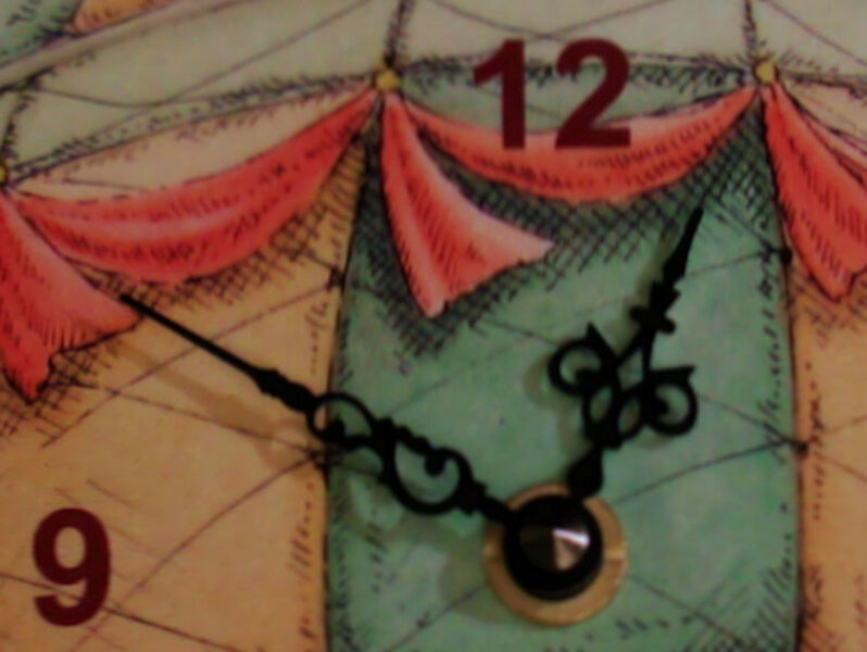 Zoom fotografico delle lancette e dei numeri arabi presenti sulla pendola mongolfiera