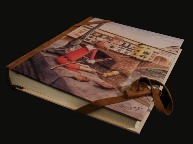 Sistema di chiusura a fiocco fatto con un laccio di pelle intorno al libro raccoglitore delle foto