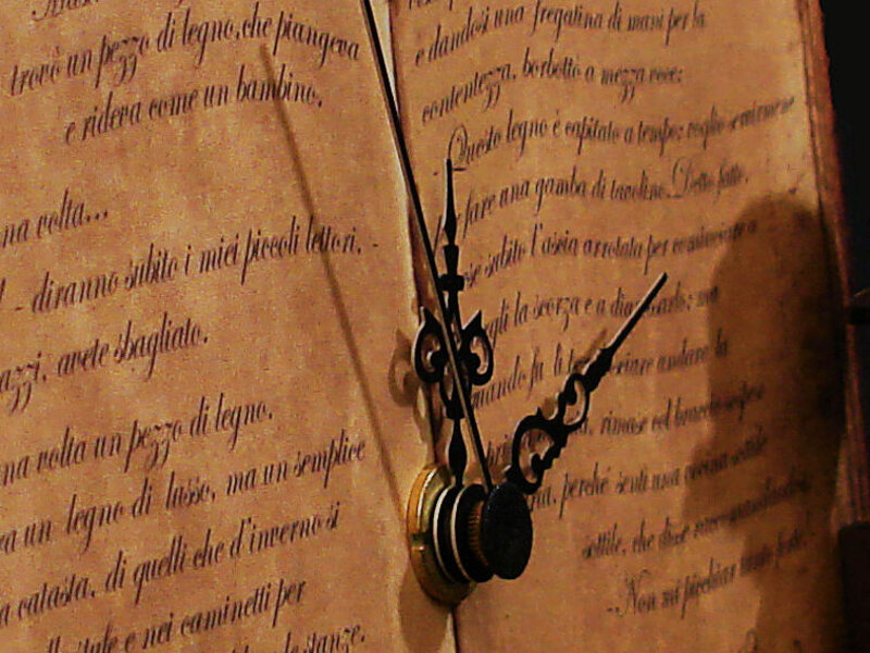 Zoom su lancette e parte centrale dell?orologio tavolo novella