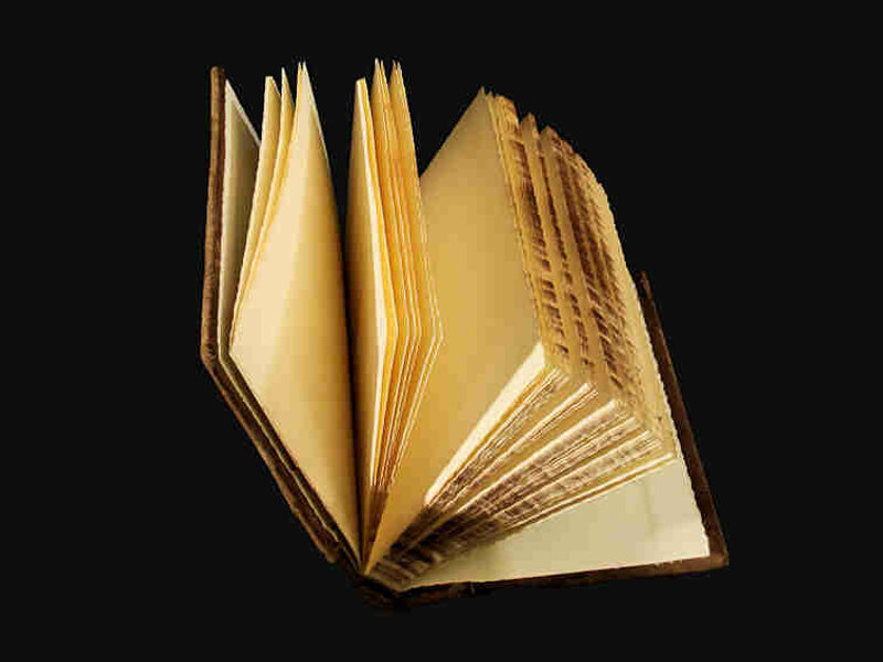 Primo piano delle pagine con patina marrone del RicettarioFiorentino