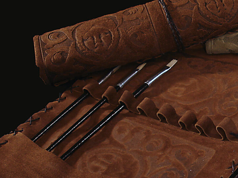 Primo piano sulle asole nelle quali porre i pennelli di varie misure