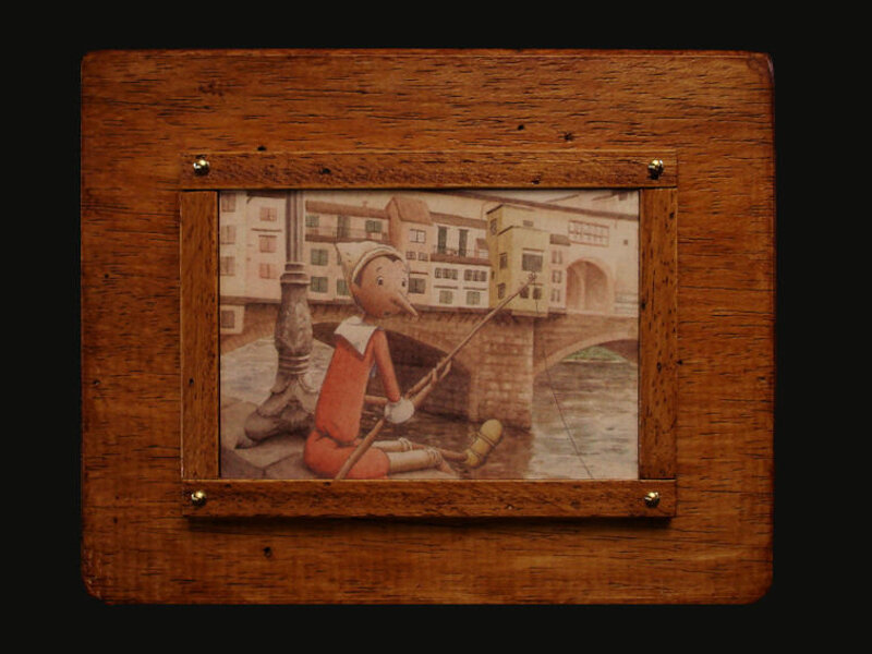 Ripresa dall?alto del coperchio riguardante la scatola musicale di Pinocchio che pesca a firenze