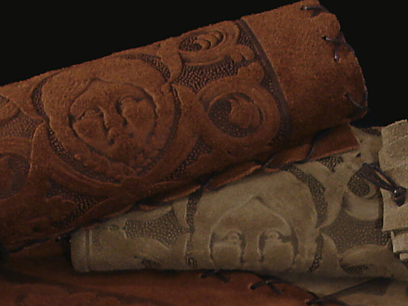 Foto di un porta pennello grigio e di uno ruggine arrotolati con il rilievo in primo piano