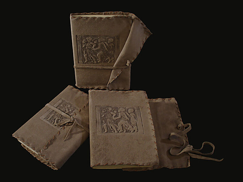 Vetrina di tre cover con impresso il ballo della farandola su pelle grigia