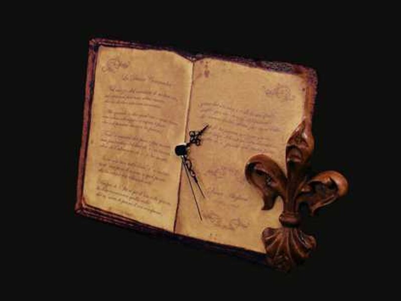 Immagine laterale con effetto prospettiva di orologio di legno da tavolo