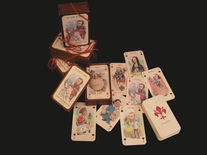 Carte caricature sparse sul tavolo con cofanetti di lato