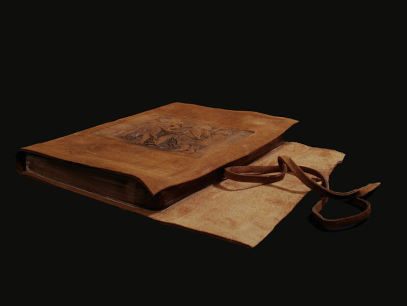 Descrizione particolareggiata di come si chiude il quaderno con il laccio laterale di pelle