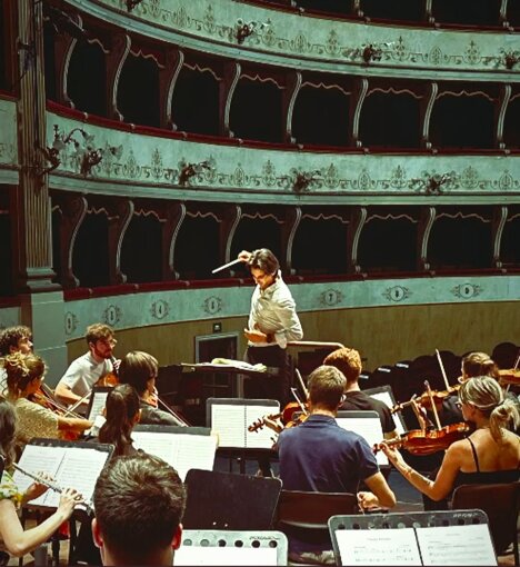 Tommaso Giannoni mentre dirige l'orchestra Giovanile Emanuele Muzio - OGEM Tommaso Giannoni mentre dirige l'orchestra Giovanile Emanuele Muzio - OGEM