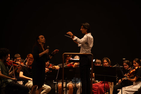 Tommaso Giannoni dirige una orchestra. Tommaso Giannoni dirige una orchestra.