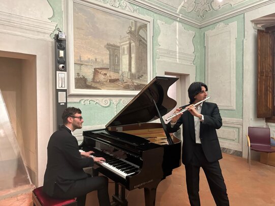 Tommaso Giannoni mentre suona il flauto traverso