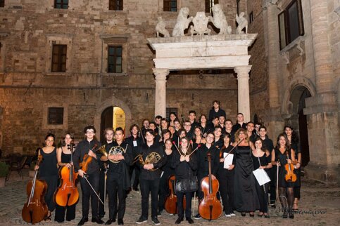 Tommaso Giannoni con l'orchestra REMUTO in concerto a San Gimignano Tommaso Giannoni con l'orchestra REMUTO in concerto a San Gimignano