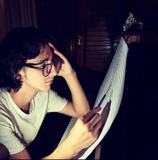 Tommaso Giannoni mentre studia musica