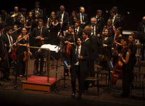 Tommaso Giannoni durante un corcerto con l'Orchestra Giovanile Emanuele Muzio Tommaso Giannoni durante un corcerto con l'Orchestra Giovanile Emanuele Muzio
