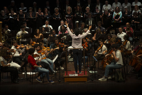 Tommaso Giannoni durante una prova generale con l'orchestra Giovanile Emanuele Muzio - OGEM