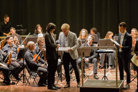 Tommaso Giannoni insieme al Maestro Luciano Acocella, direttore d'orchestra.