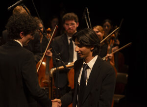 Tommaso Giannoni con il primo violino dell'orchestra Tommaso Giannoni con il primo violino dell'orchestra