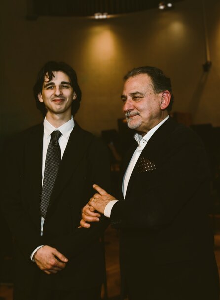Tommaso Giannoni con il suo maestro di direzione d'orchestra Alessandro Pinzauti, assistente del Maestro Riccardo Muti Tommaso Giannoni con il suo maestro di direzione d'orchestra Alessandro Pinzauti, assistente del Maestro Riccardo Muti