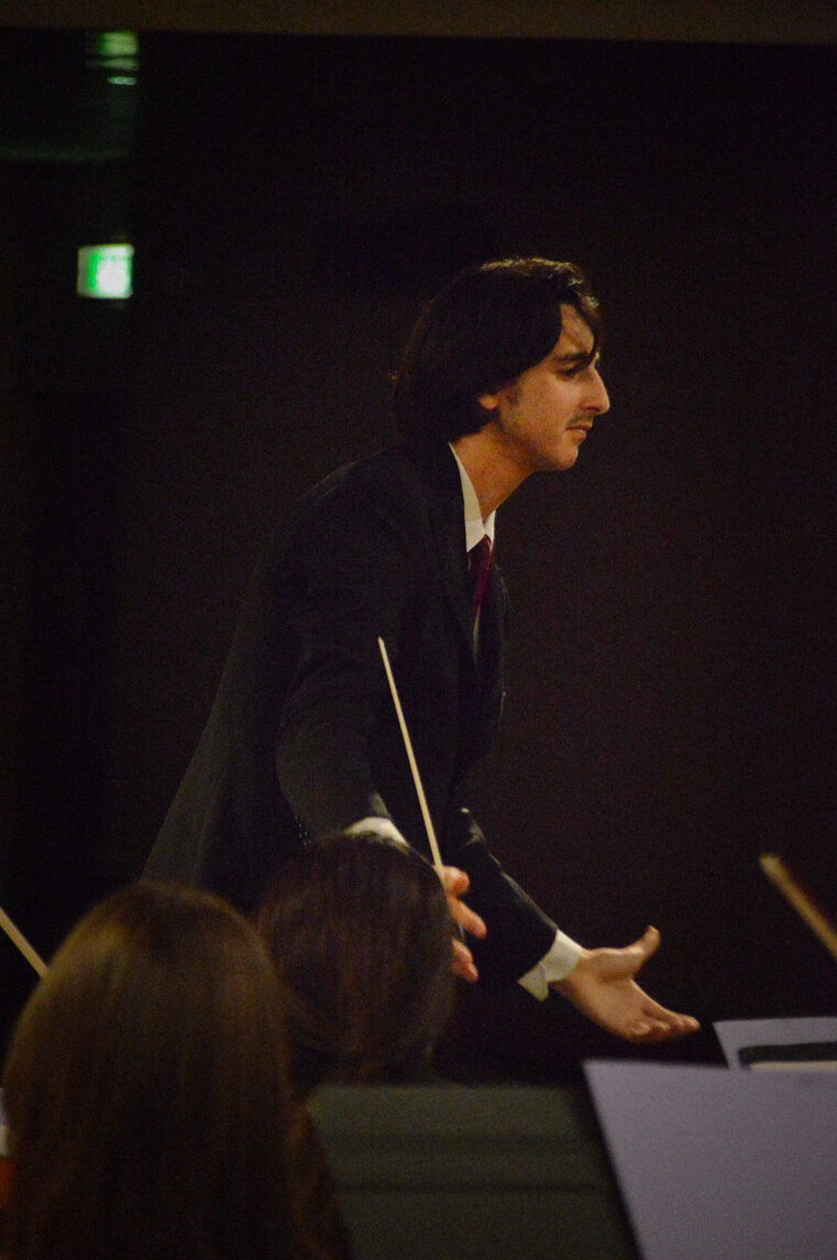 Tommaso Giannoni direttore d'orchestra durante un concerto. Tommaso Giannoni direttore d'orchestra durante un concerto.