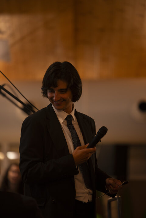 Tommaso Giannoni durante la presentazione di una sua composizione ad uno dei suoi numerosi concerti. Tommaso Giannoni durante la presentazione di una sua composizione ad uno dei suoi numerosi concerti.