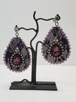 orecchini-con-strass-vetro-e-lavorazione-in-pizzo-su-pelle-colore-viola-nero-argento