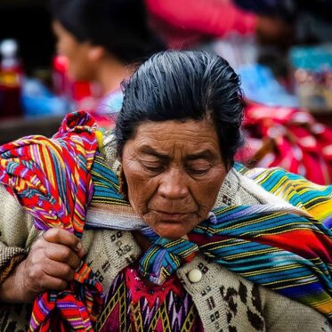 1° classificato Categoria #HistoriaMondoNuovo CRISTIANO ZINGALE. Una donna al mercato di Chichicastenango (Guatemala).