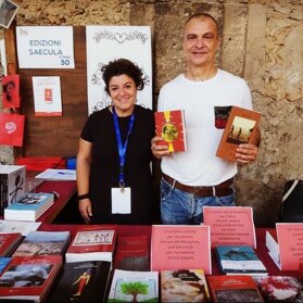 Una marina di libri, Palermo, settembre 2021 L'autore Umberto Li Gioi con la responsabile editoriale Gabriella Gavioli Una marina di libri, Palermo, settembre 2021 L'autore Umberto Li Gioi con la responsabile editoriale Gabriella Gavioli