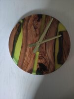 orologio-in-resina-e-legno-di-ulivo