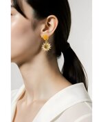 lamu-orecchini-in-acciaio-inox-placcato-oro-18k-con-pendente-margherita-di-strass