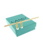 lamu-orecchini-cerchi-ritorti-in-acciaio-inox-e-piccola-perla-finitura-oro-riferimento-ot10092