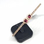 amedeo-design-bracciale-rigido-in-oro-bianco-incastonante-diamanti-e-due-rubini-a-goccia