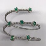 amedeo-design-bracciale-in-oro-bianco-a-spirale-con-diamanti-e-smeraldi