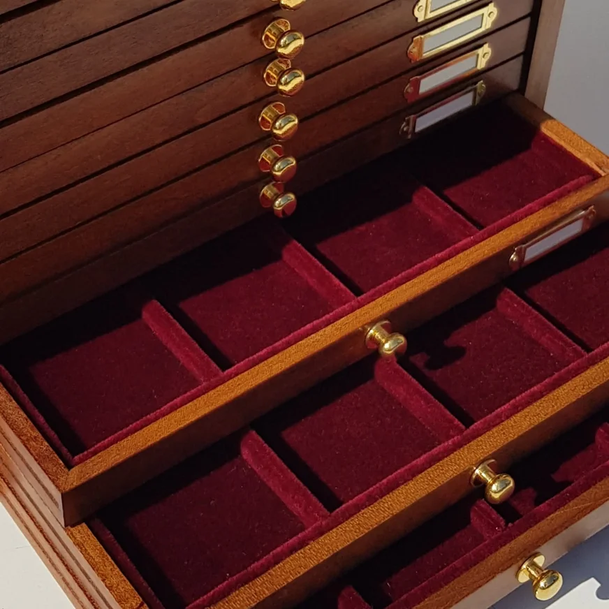 Monetiere in legno di mogano con cassetti foderati in velluto 