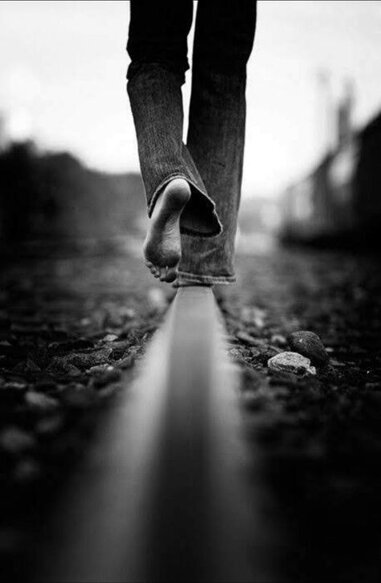 piedi che cammninano.jpeg piedi che cammninano.jpeg