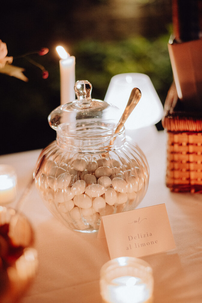 confetti matrimonio romantico con vasi vetro confetti matrimonio romantico con vasi vetro