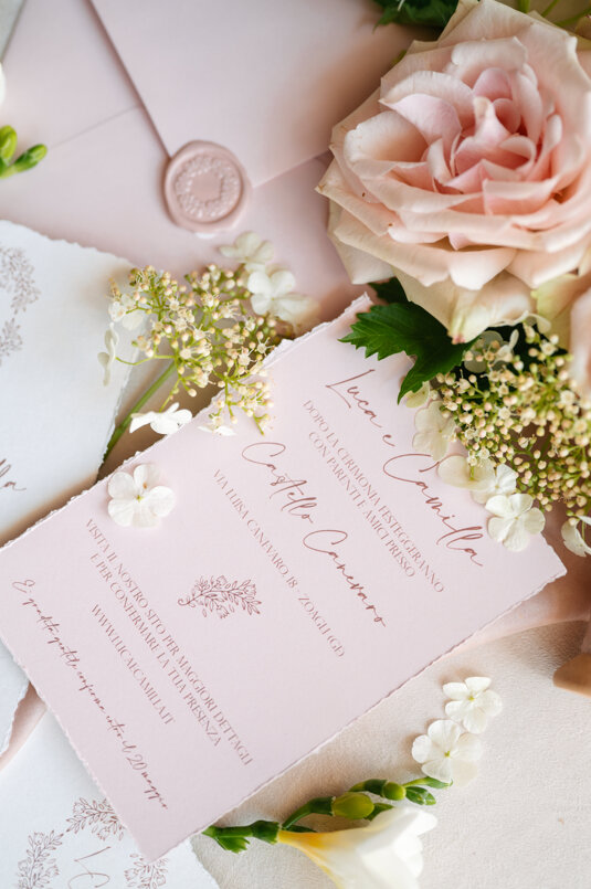 Dettaglio elegante floreale per conferma RSVP matrimonio Dettaglio elegante floreale per conferma RSVP matrimonio