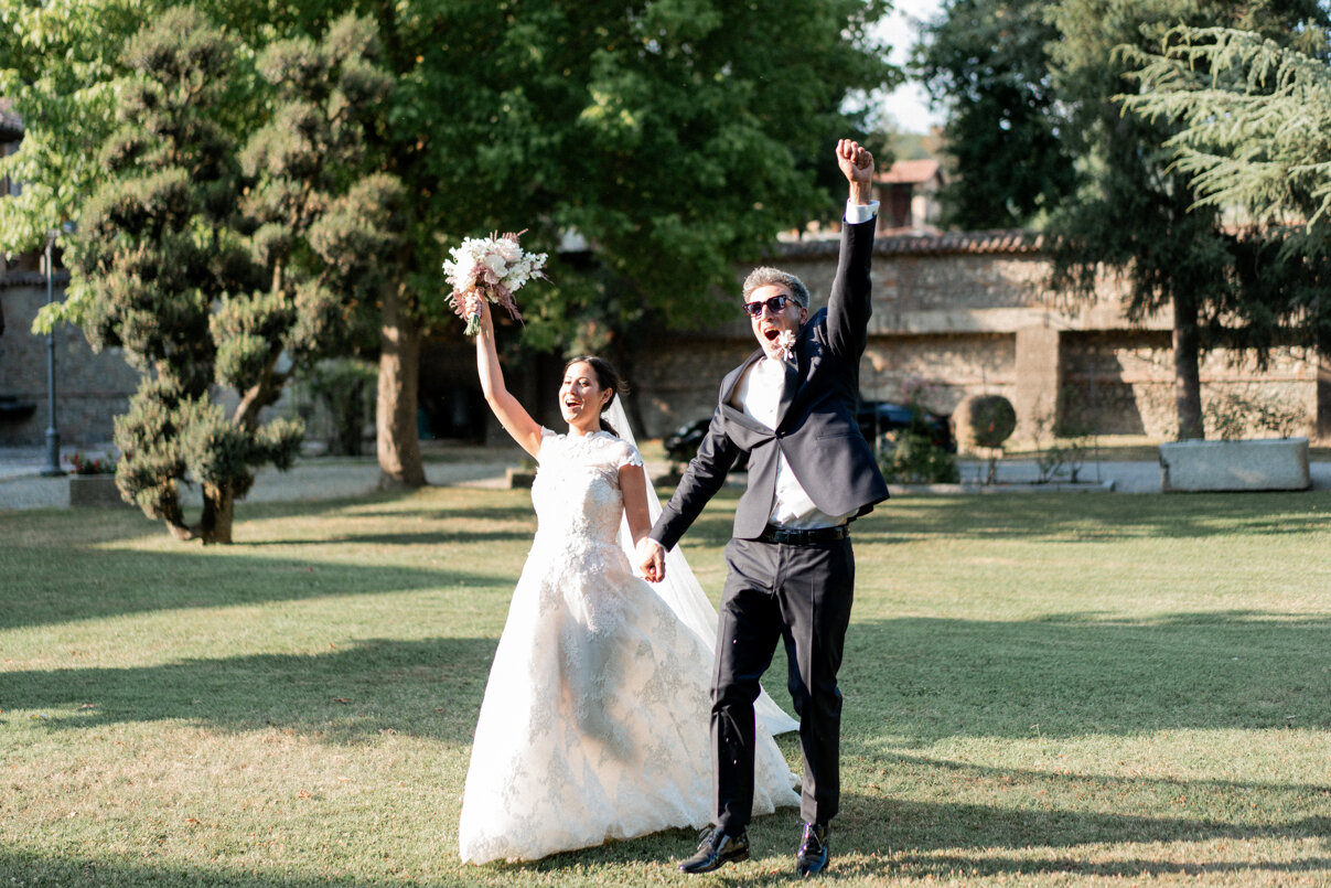 Sposi felici fanno il loro ingresso nella location di matrimonio a Montegioco seguiti dalla wedding planner Sposi felici fanno il loro ingresso nella location di matrimonio a Montegioco seguiti dalla wedding planner