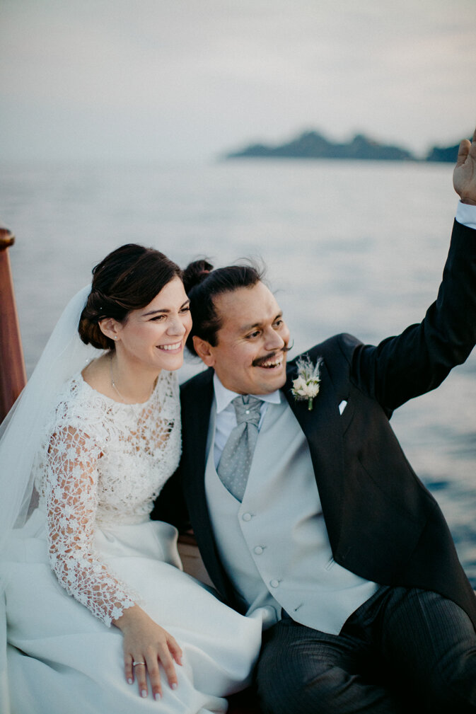 sposi felici al mare matrimonio elegante sposi felici al mare matrimonio elegante