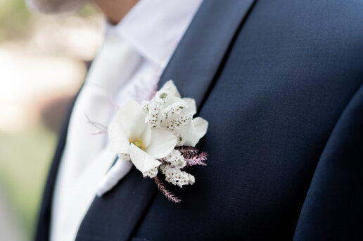 Bottoniera sposo con fiore abbinato allo stile del matrimonio elegante Bottoniera sposo con fiore abbinato allo stile del matrimonio elegante