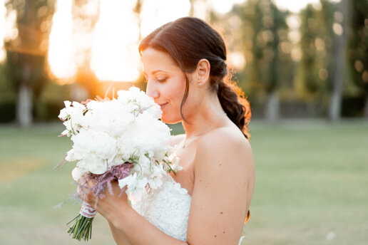 Sposa emozionata con bouquet floreale durante matrimonio elegante Sposa emozionata con bouquet floreale durante matrimonio elegante