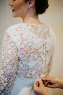 Abito da sposa elegante con dettagli sartoriali per matrimonio raffinato