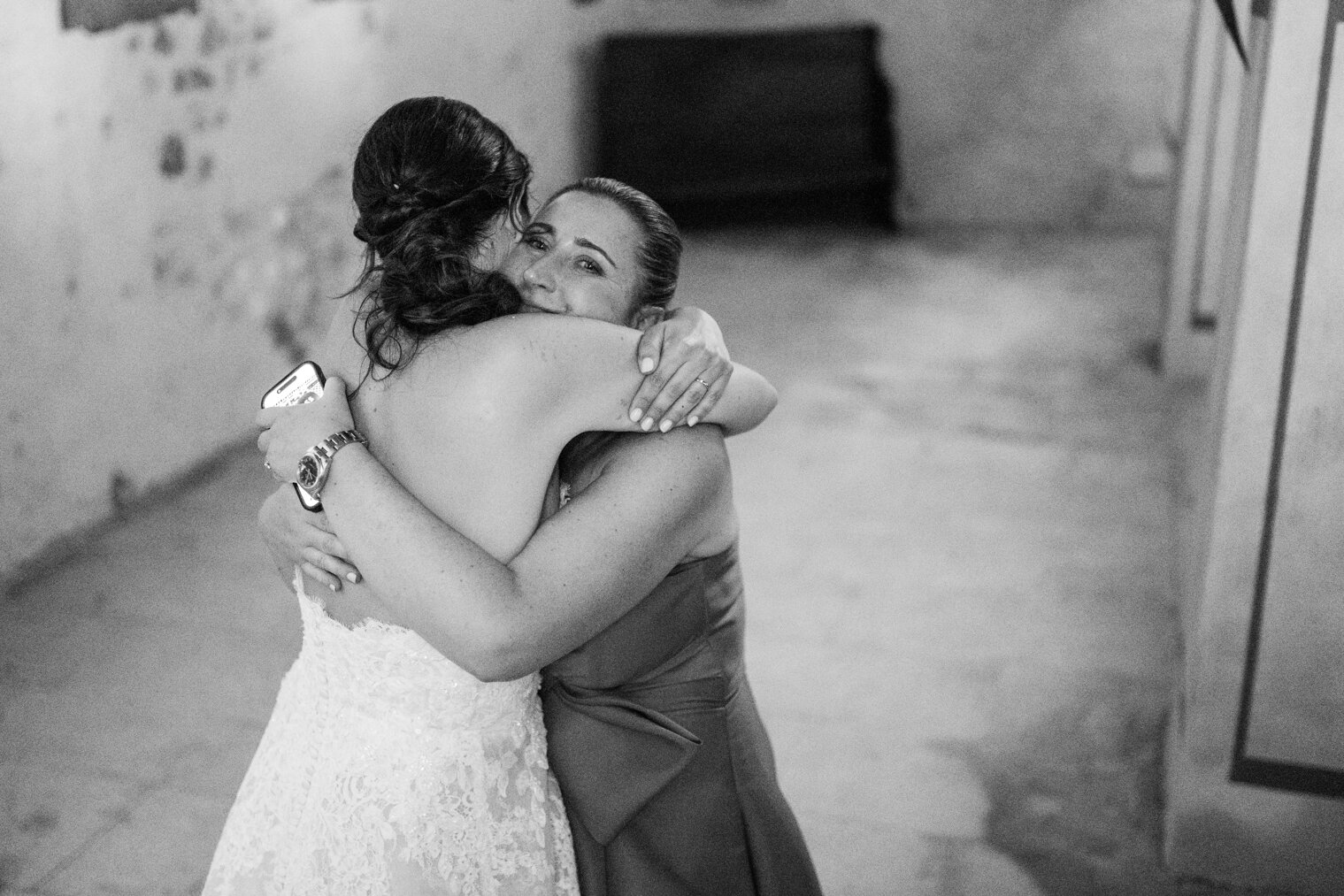 Wedding planner che abbraccia la sposa al termine del matrimonio