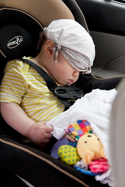 "Allarme rosso: bambini dimenticati in auto, come evitarlo. I consigli degli infermieri