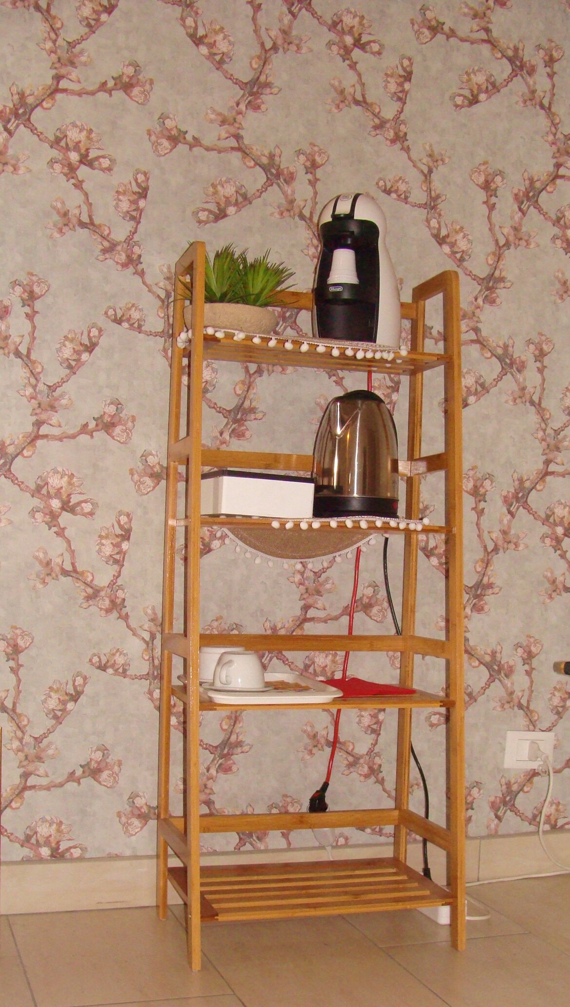 Mobile con macchina del caff� e bollitore della camera Bruges della Finestra sulla fiera B&B