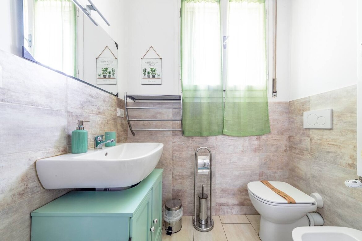 Bagno privato della camera Urban della Finestra sulla fiera B&B