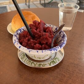 La colazione siciliana Granita e brioche La colazione siciliana Granita e brioche