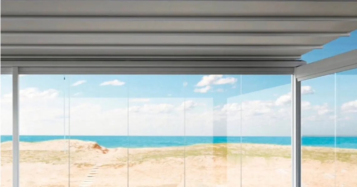 Pergola con chiusura laterale panoramica scorrevole Pergola con chiusura laterale panoramica scorrevole