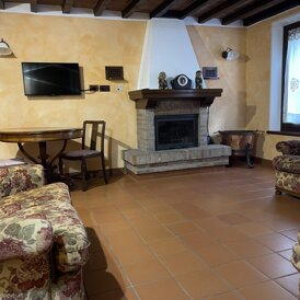 Soggiorno con camino Zona giorno B&B La Cassina Soggiorno con camino Zona giorno B&B La Cassina